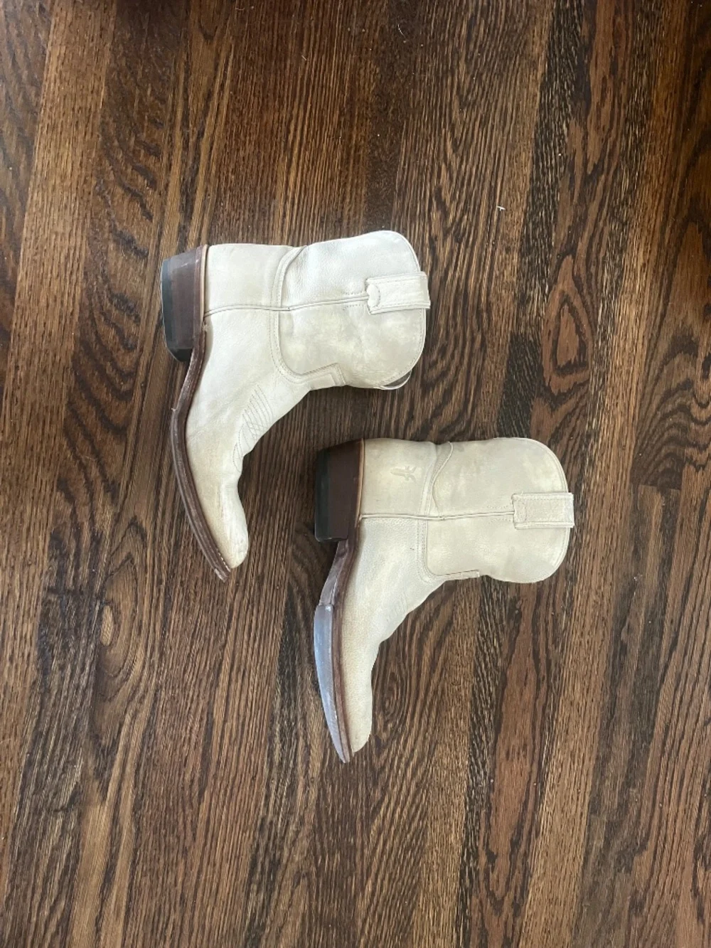 Frye Billy Short Pull-On in unique cream color - Picture 4 of 8